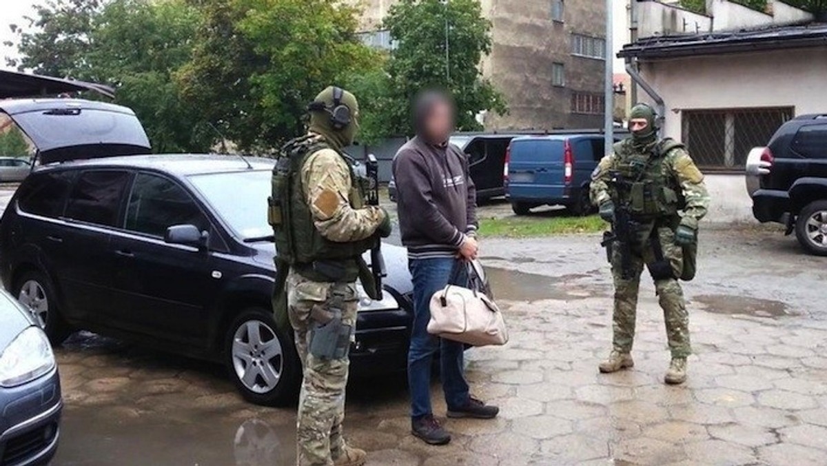 Centralne Biuro Śledcze Policji zabezpieczyło kilkadziesiąt sztuk broni, w tym karabiny maszynowe, kilkaset sztuk amunicji i materiały wybuchowe, podczas akcji wymierzonej w osoby handlujące bronią m.in. poprzez internet. Akcję przeprowadzono w całym kraju. Śledztwo w tej sprawie prowadzi Prokuratura Rejonowa w Częstochowie.