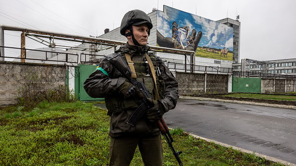 Żołnierz armii ukraińskiej stoi na straży elektrowni jądrowej w Czarnobylu, 26 kwietnia 2022