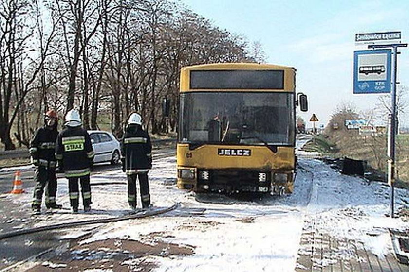 Groza! Autobus komunikacji zapalił się na prostej drodze!