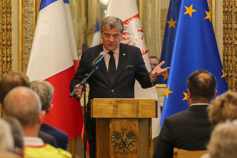 Ambasador Polski we Francji, Jan Emeryk Rościszewski dziękuje Zakonowi Maltańskiemu Francja, innym organizacjom oraz deputowanym za pomoc dla Ukrainy realizowaną w Polsce, również przez ZM Polska. Spotkanie miało miejsce w lipcu 2022 w Polskiej Ambasadzie w Paryżu, uczestniczyło w nim ok. 200 osób