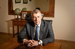 "Ekspert Macierewicza wysyłał antysemickie i wulgarne komentarze"