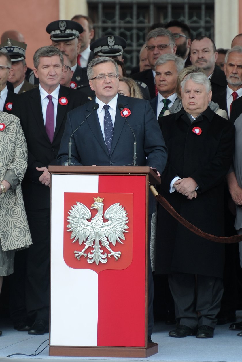 Duda ma przyklejony uśmiech, a Komorowski nie robi nic