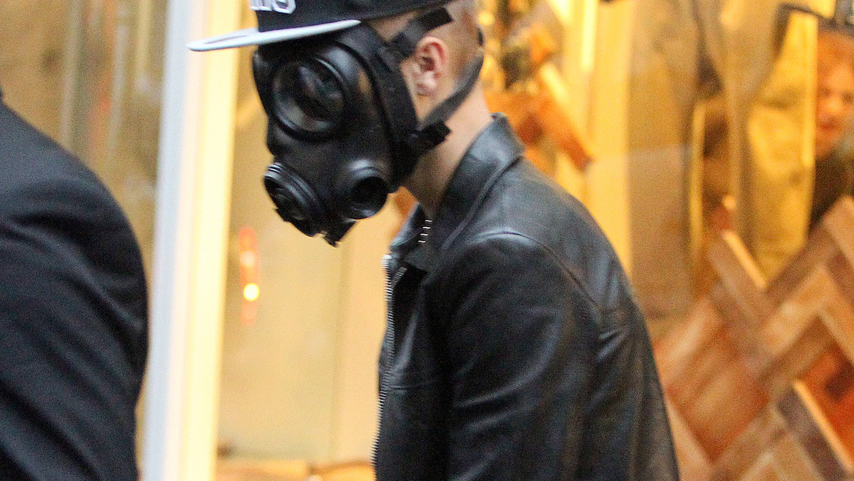 Powietrze w Londynie na pewno nie jest najbardziej czyste na świecie, ale czy jest tak zanieczyszczone? Można odnieść takie wrażenie, patrząc na najnowsze zdjęcia Justina Biebera. Młody gwiazdor wybrał się na zakupy w metropolii. Nie byłoby w tym nic dziwnego, gdyby nie fakt, że piosenkarz miał na sobie maskę przeciwgazową.