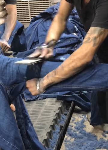 Filmik, który przedstawia, jak powstają jeansy z przetarciami - Noizz
