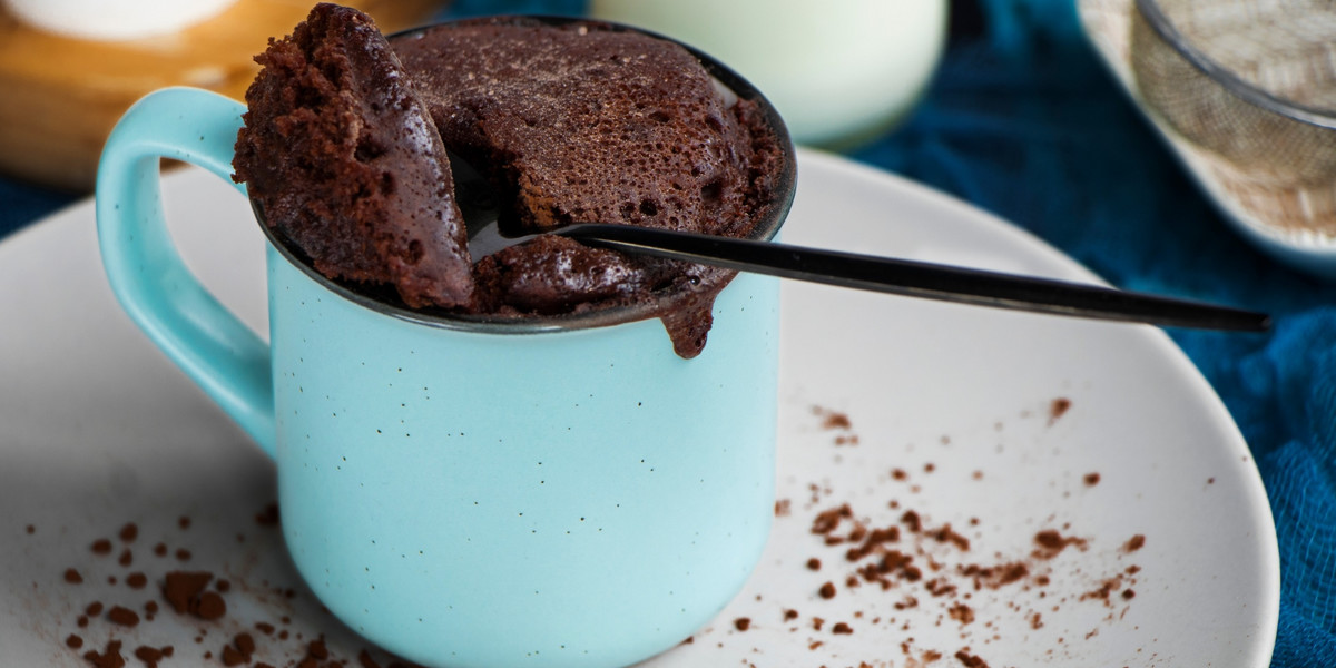 Ciasto czekoladowe w kubku zrobisz w 5 minut.