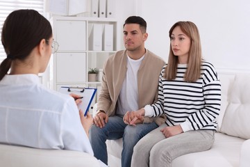 A terapia tervezése során fontos a kórokozó lehetőségének felvetése és célzott kezelése, ugyanis a rutinban alkalmazott széles spektrumú antibiotikumok nagy része a Chlamydia trachomatis ellen hatástalan. 