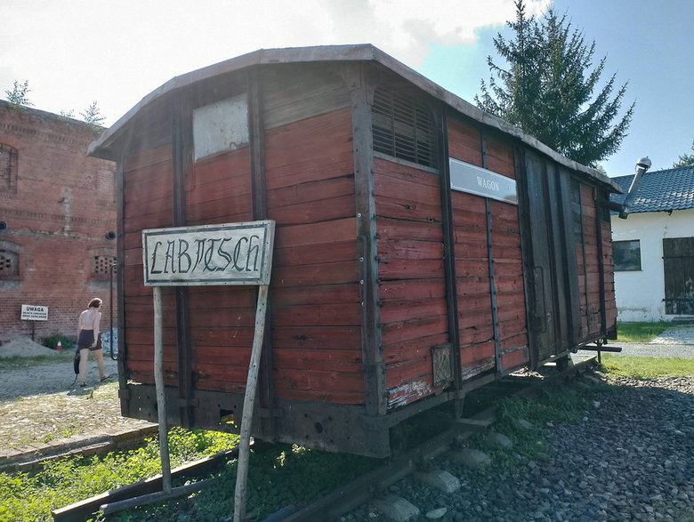 Wagon uchodźców to ważna historia tego regionu, związana z przesiedleniami ludności zza Buga i ludności niemieckiej.