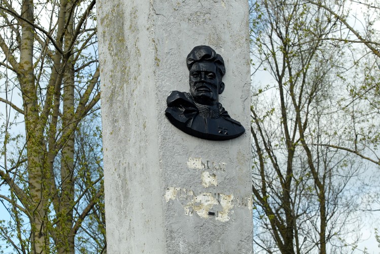 POMNIK GENERAŁA IWANA CZERNIACHOWSKIEGO ZDEWASTOWANY