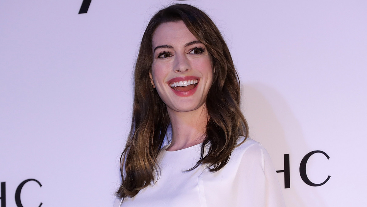 Anne Hathaway niczym Andy z filmu "Diabeł ubiera się u Prady" [ZDJĘCIE]