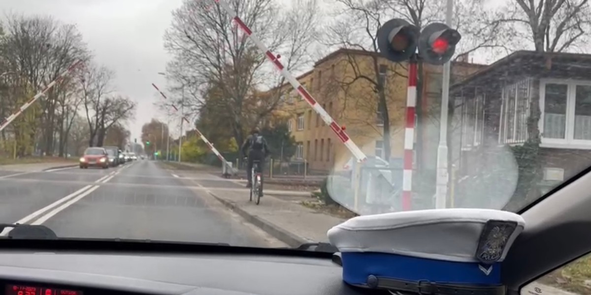 Rowerzysta złamał przepisy na oczach polcijantów.