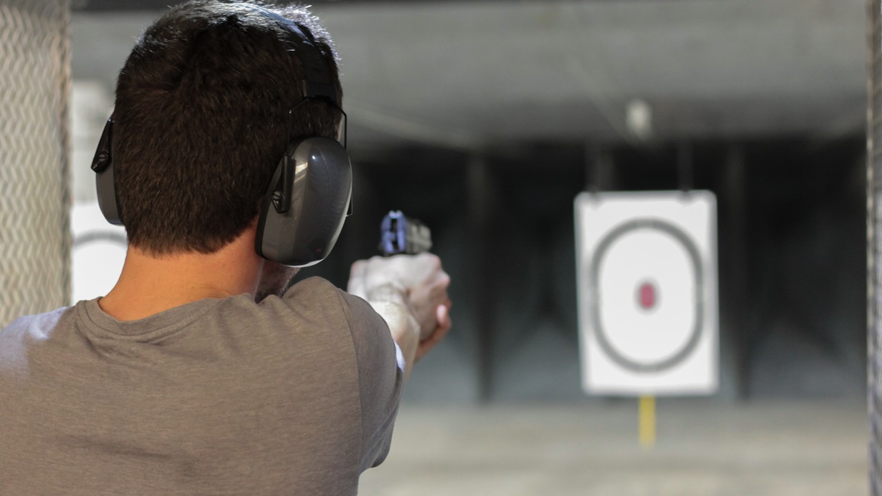 Wypadek na strzelnicy pod Koninem. Mężczyzna trafił do szpitala