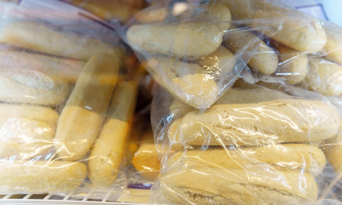 Częsty błąd przy mrożeniu chleba. Sprzyja rozwojowi bakterii