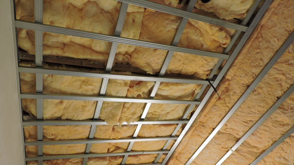 Ocieplanie wełną to jeden ze sposobów przygotowania izolacji termicznej dachu czy ścian - E-lona/stock.adobe.com 