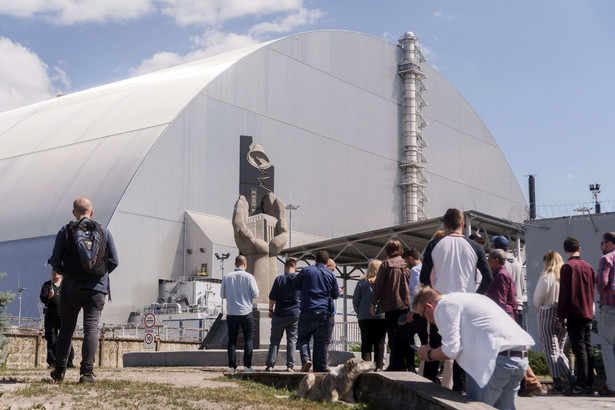 Miejsce pamięci osób odpowiedzialnych za operację sprzątania po katastrofie nuklearnej obok nowo zainstalowanego sarkofagu chroniącego pozostałości po reaktorze 4 w Czarnobylu.