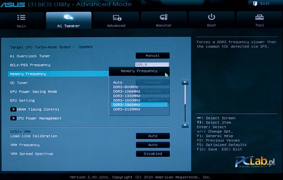 Oczywiście, jest AI Tweaker (jak to u ASUS-a) – tu można zmienić m.in. parametry działania pamięci