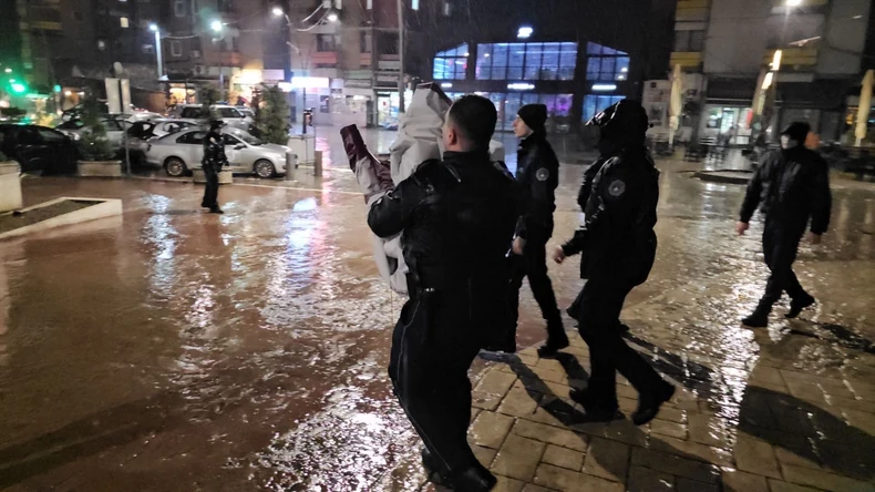 Tzv. kosovska policija zabranila postavljanje transparenta "Mir božji, Hristos se rodi"