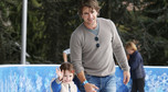 Dermot Mulroney na łyżwach z córką/ fot. East News