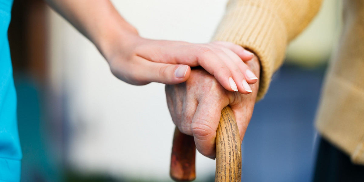 Wracający z nocnej służby strażnik odnalazł chorego na Alzheimera męzczyznę