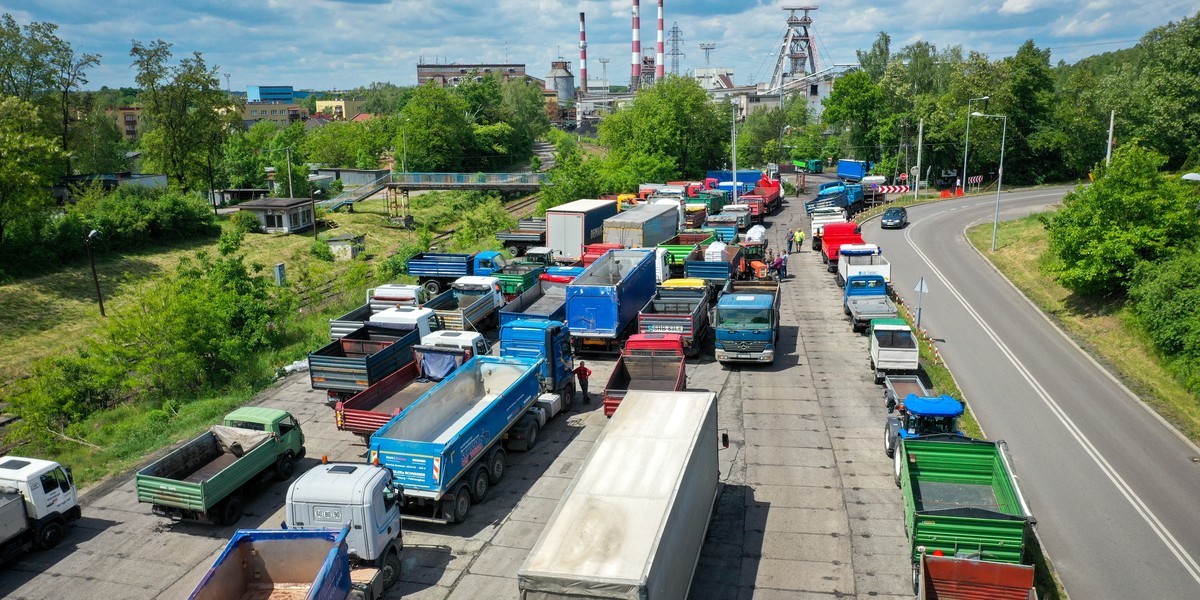 Kolejki dostawców po węgiel przed kopalnią Chwałowice w Rybniku