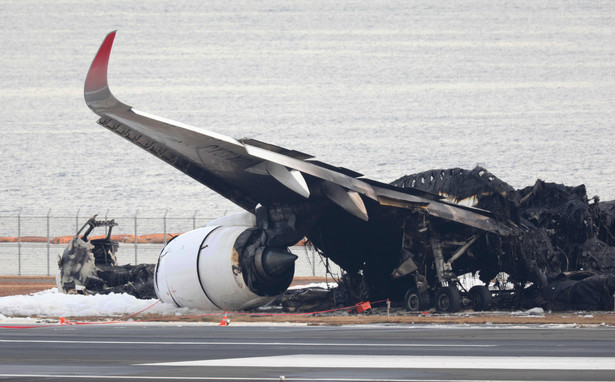 Wrak spalonego samolotu pasażerskiego Japan Airlines na płycie lotniska Haneda w Tokio w Japonii