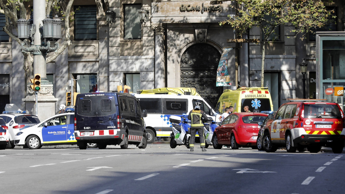 Konsulat Generalny RP w Barcelonie pozostaje w kontakcie z władzami hiszpańskimi; nasze służby konsularne monitorują sytuację - poinformowało PAP MSZ. Jak dodało, na obecną chwilę brak szczegółów co do liczby osób poszkodowanych w ataku, czy też ich obywatelstw.