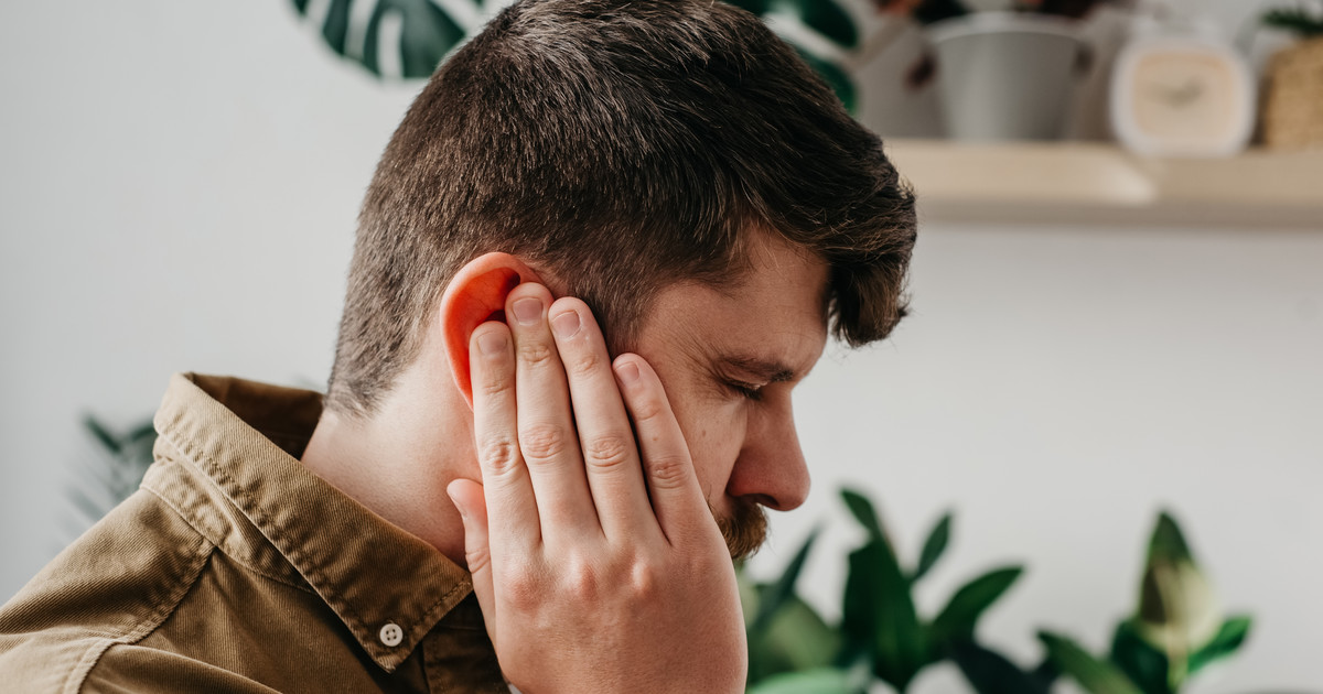 Jakie domowe sposoby na ból ucha są skuteczne? Lekarz mówi, czego NIE robić