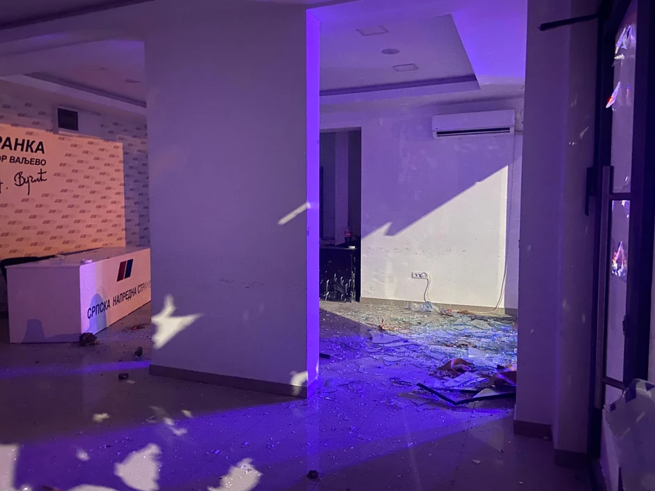 Demolirane prostorije SNS u Valjevu