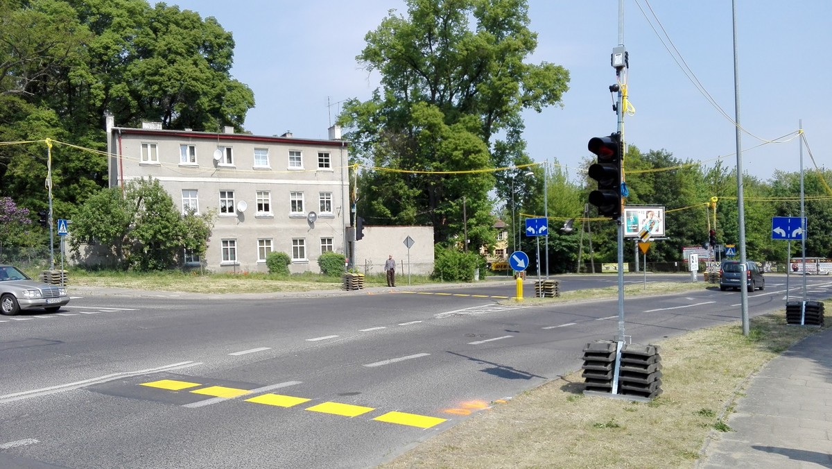 Nowoczesna sygnalizacja świetlna znów stanie na skrzyżowaniu ulic Walecznych, Pszennej, Mącznej i Poczdamskiej. Ta sama, która w maju spowodowała ogromne korki. ZDiTM zapewnia jednak, że tym razem problemów nie powinno być.