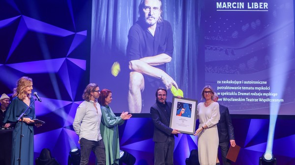 Marcin Liber odbiera nagrodę z rąk wiceprezydent Wrocławia, Renaty Granowskiej.