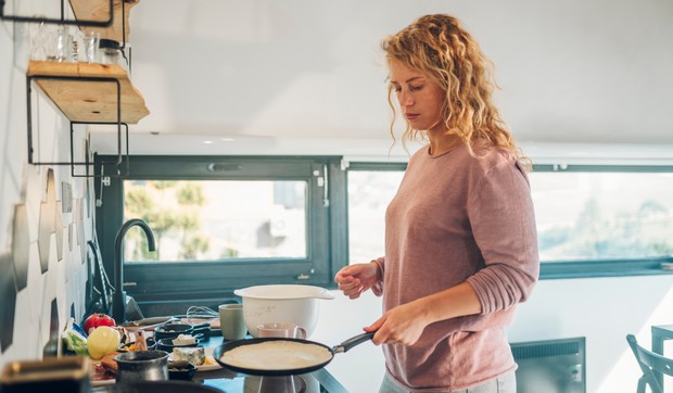  Žena koja sprema palačinke 