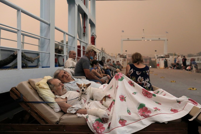 Grci su organizovali evakuaciju svih koji to žele