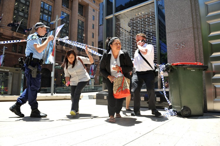 Twierdzą one też, że osoby, którym udało się zbiec z kawiarni mówią o tym, iż w lokalu oraz w innych częściach Sydney, m.in. w dzielnicy biznesowej, są umieszczone ładunki wybuchowe.