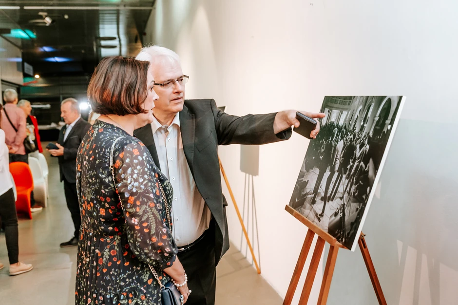 Bivši predsednik Hrvatske Ivo Josipović sa suprugom na promociji albuma Odbrana i poslednji dani