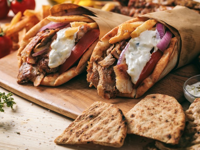 Vlasnik grčkog restorana podelio recept za originalni beli sos koji ide u giros