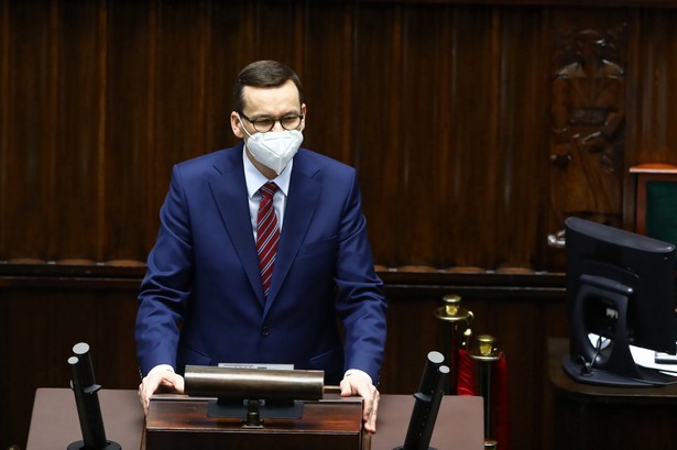 Premier Mateusz Morawiecki na sali obrad,