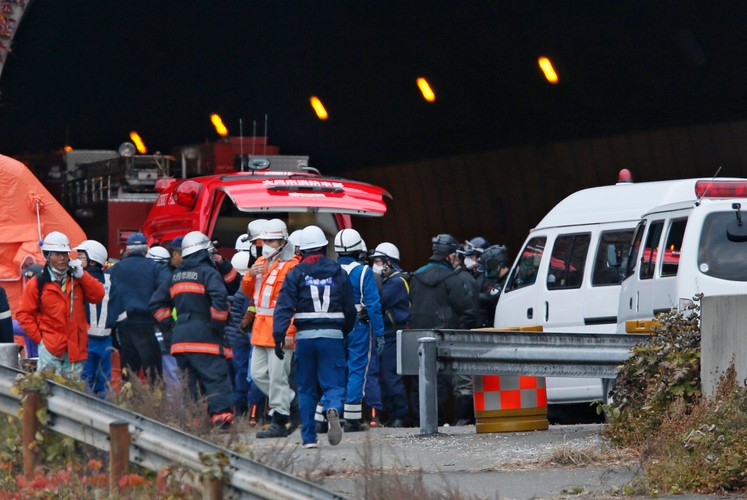 Zawalił się tunel, zapaliły się auta