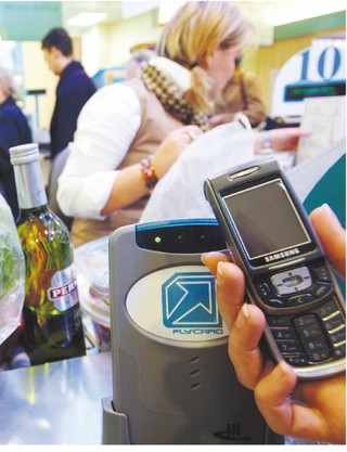 Banki i operatorzy komórkowi proponują, by płacić rachunki za pomocą telefonów
