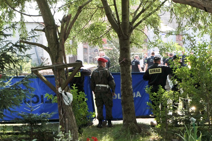 Prokuratura wyjaśnia okoliczności tragedii, do której doszło w Karczówce koło Żagania. Siedem osób zginęło w zbiorniku z szambem. Ósma walczy o życie w szpitalu. Postępowanie prowadzone jest na razie pod kątem nieszczęśliwego wypadku. Większość ofiar to członkowie jednej rodziny - mówi prokuratur Zbigniew Fąfera