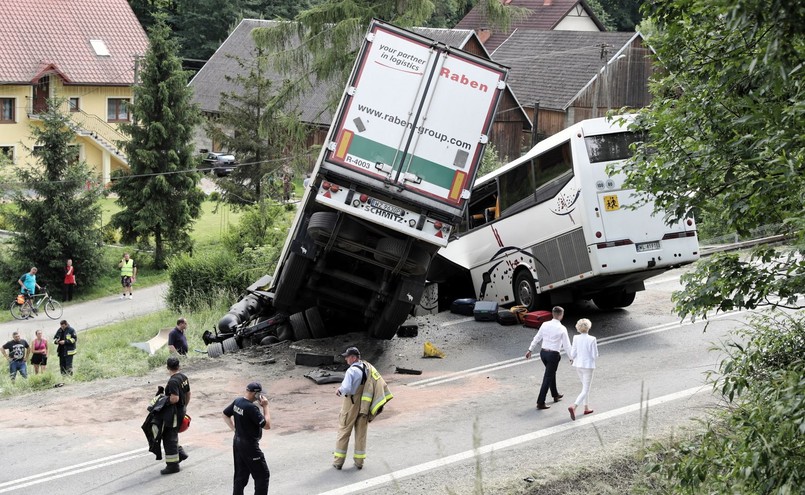 Autobus zderzył się z ciężarówką na zakopiance