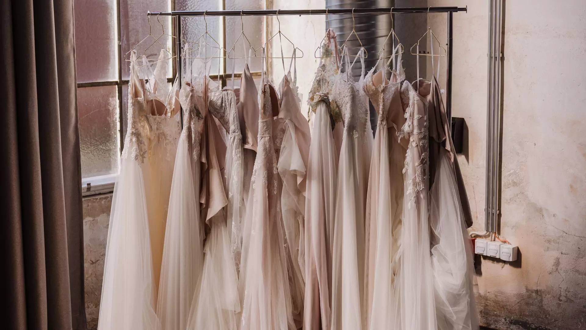 Prawie 100 sukni ślubnych wystawionych na licytację. Najtańsza za 1,5 tys. zł