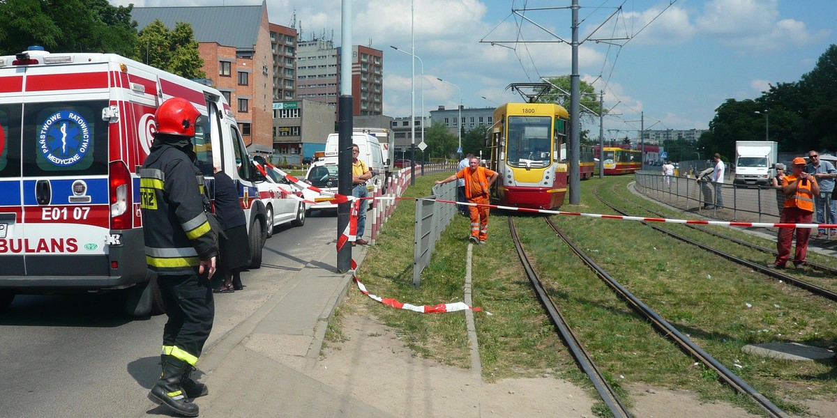 Łódź. Rozbite samochody blokują torowiska. MPK: – Duże opóźnienia i objazdy