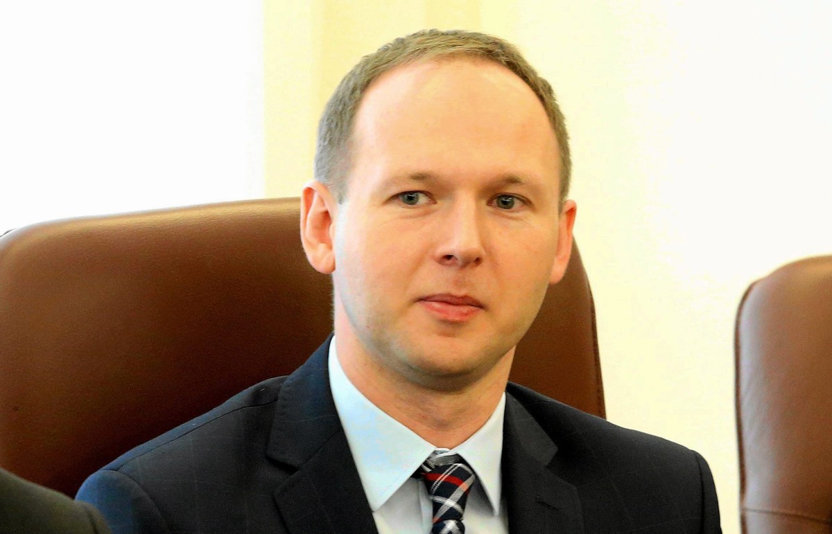 "Fakt": Aresztowany były szef KNF zrobił przekręt już za PO?! "Na rządowym kontrakcie miał zarobić ponad 2 mln zł"