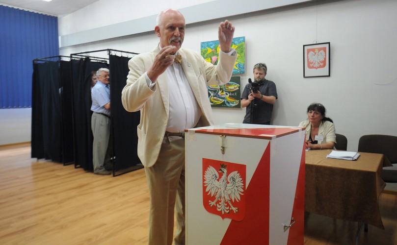 Lider KNP Janusz Korwin-Mikke głosował w podwarszawskim Józefowie