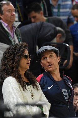 TAK wyglądają gwiazdy na co dzień: Matthew McConaughey z żoną na trybunach w Rio. FOTO