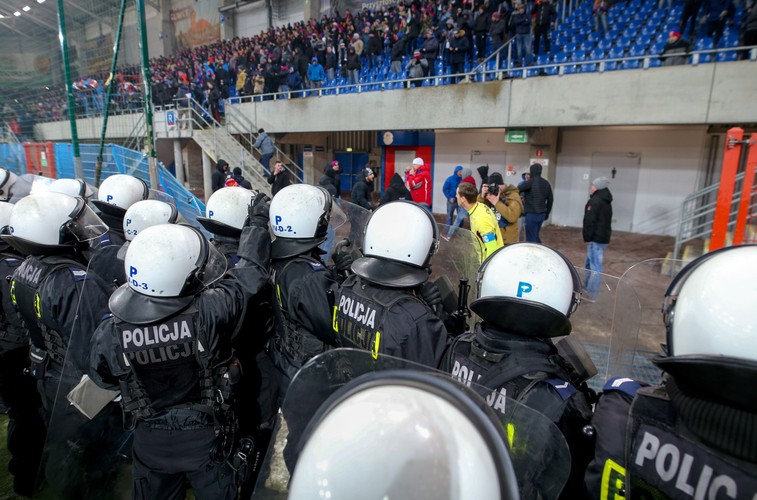 Kibice przerwali mecz Piast - Górnik
