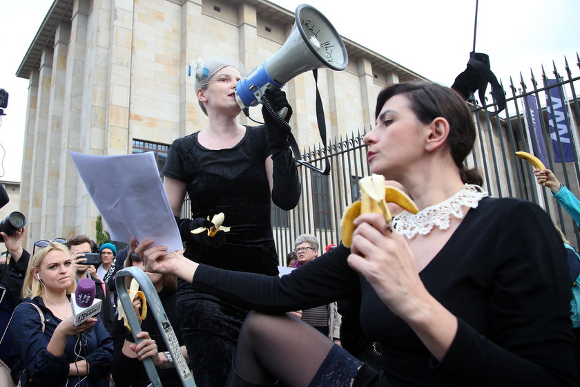 Protest pod Muzeum Narodowym. Tłumy warszawiaków zjadło banany
