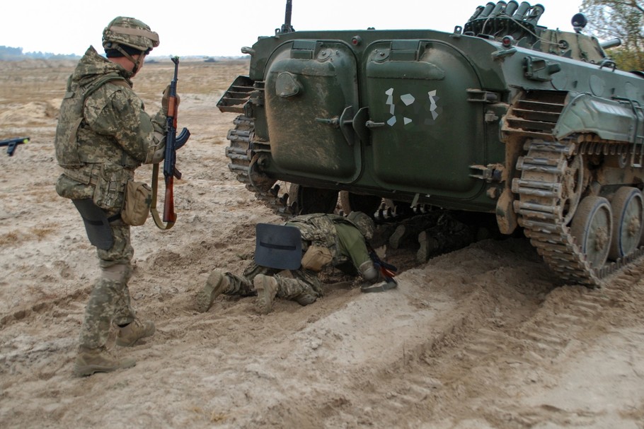 Żołnierz jednej z nowo formowanych ukraińskich brygad zmechanizowanych podczas szkolenia. Transporter BMP-1 przejeżdża nad głowami szkolonych żołnierzy, żeby przyzwyczaić ich do frontowych niebezpieczeństw.