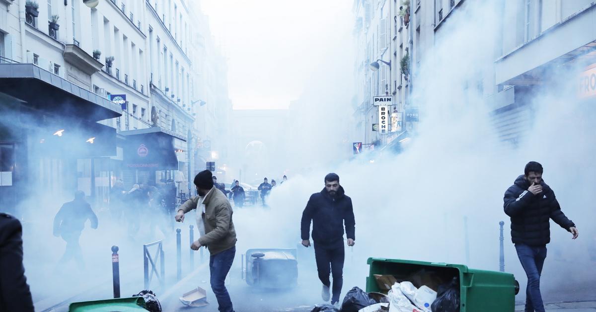 Émeutes à Paris.  Macron : les Kurdes visés par une attaque honteuse