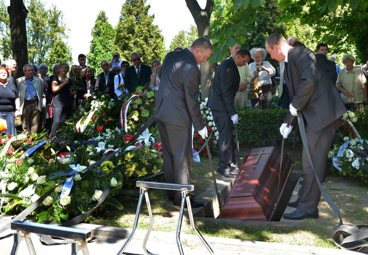Pisarz Marek Nowakowski spoczął na Cmentarzu Wojskowym na Powązkach