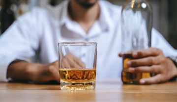 Terapeuta uzależnień: oto siedem sygnałów, że masz poważny problem z alkoholem